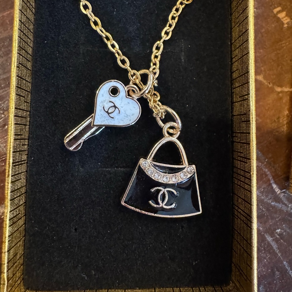 CHANEL Pulls Gold Chain Necklace with Black Enamel Handbag & Heart Key Charms